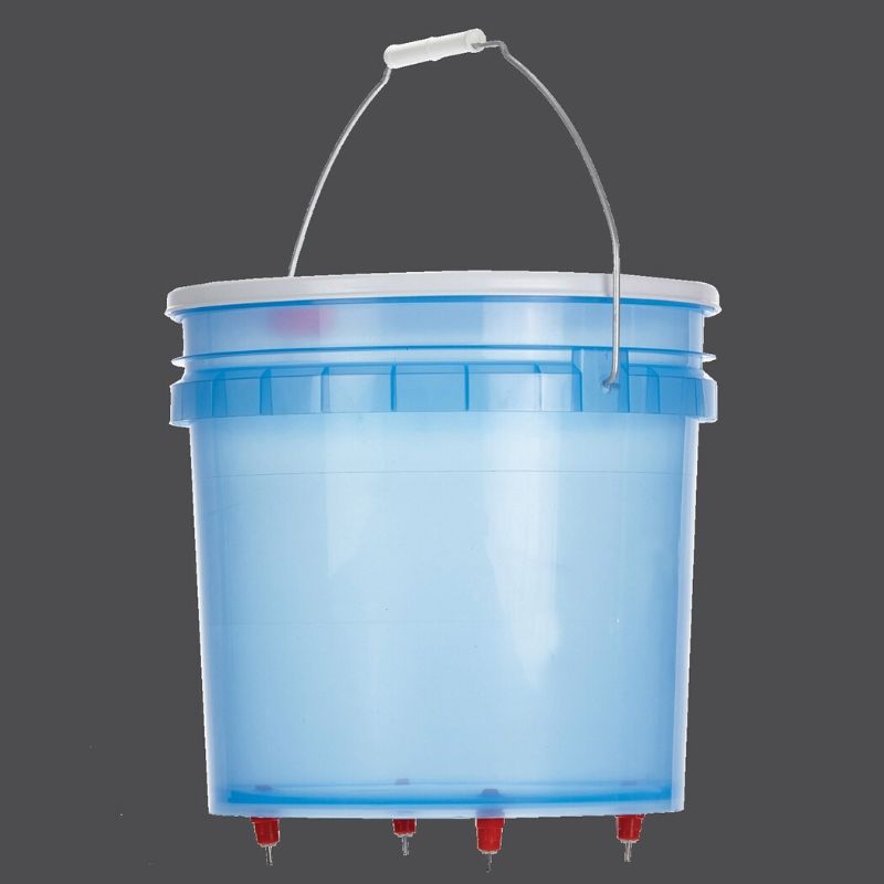 Gravity Fed Waterer, poultry water has four nipples